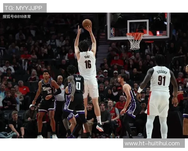 包夹下送妙传，杨瀚森助队员三分命中：篮球战术的精彩瞬间